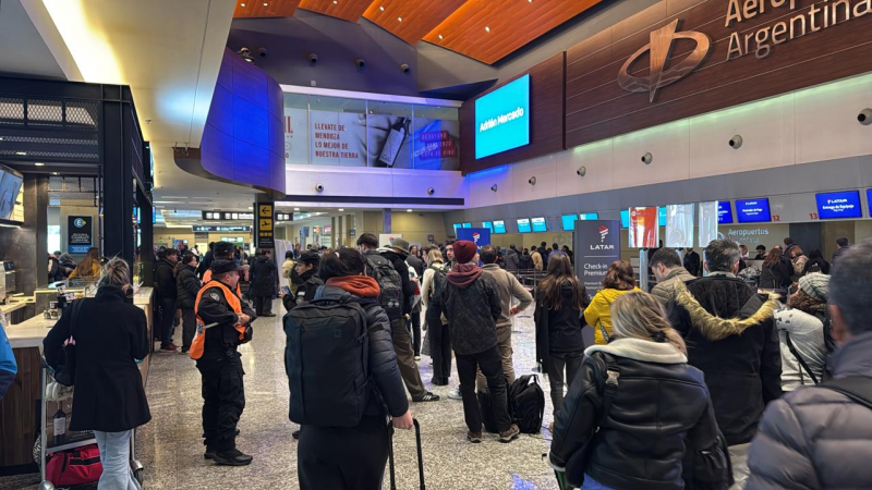 La asamblea de pilotos de Aerolíneas Argentinas retrasó alrededor de 60 vuelos: que pasó en Mendoza